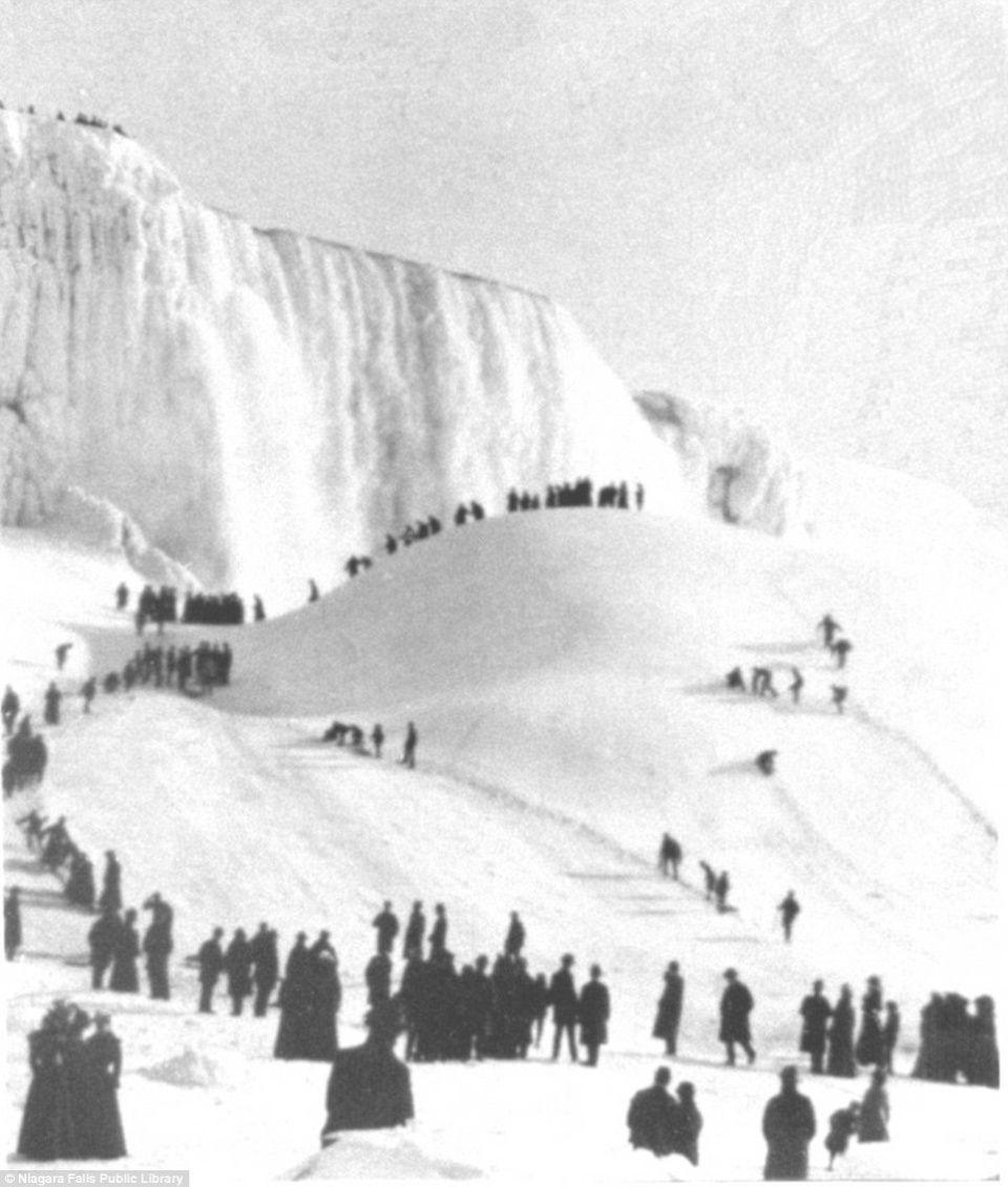 В 1911 году Ниагара замерзла на полдня достаточно, чтобы можно было прогулятся над кромкой водопада.