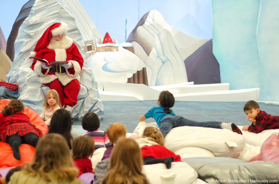 Santa Claus Reading about Charlie Brown at Toronto Eaton's Cente Santa Claus Reading about Charlie Brown at Toronto Eaton's Cente
