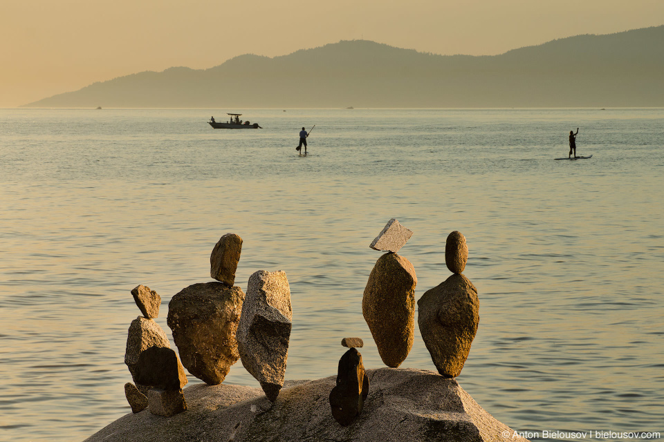 Rock balancing installation at English Bay (Vancouver, Canada)