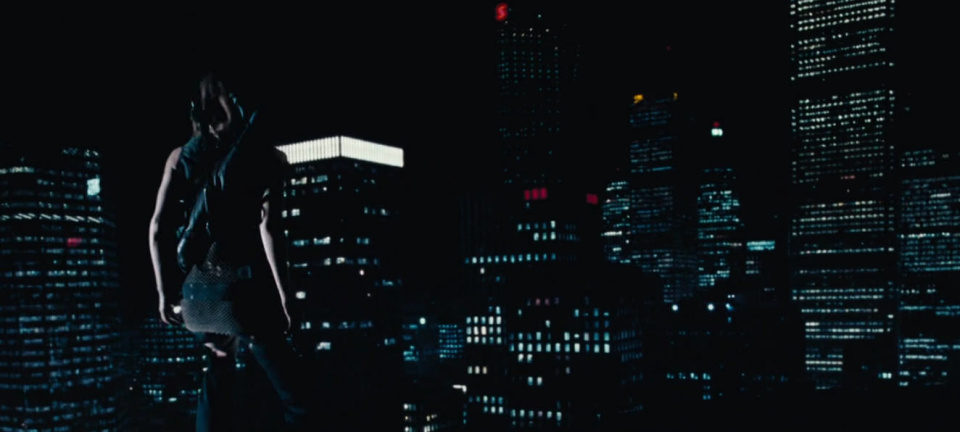 Resident Evil: вид на спину Милы Йовович и ночной даунтаун Торонто