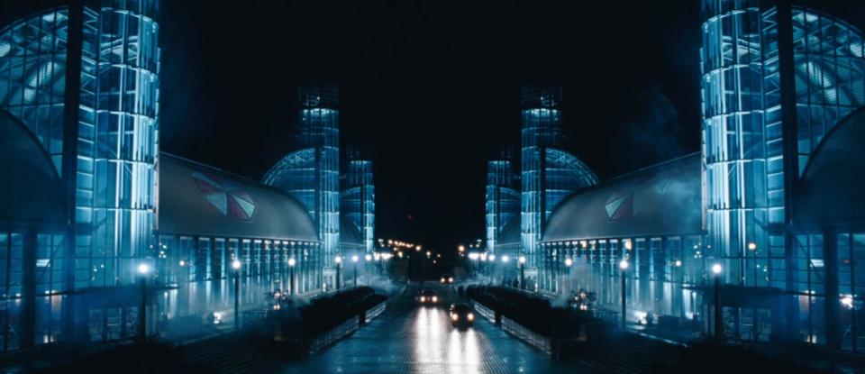 Resident Evil Apocalypse: здание экспоцентра Direct Energy Centre (Exhibition Place) в Торонто скопировали и зеркально отобразили с правой стороны дороги для новой штаб квартиры Umbrella Corp.