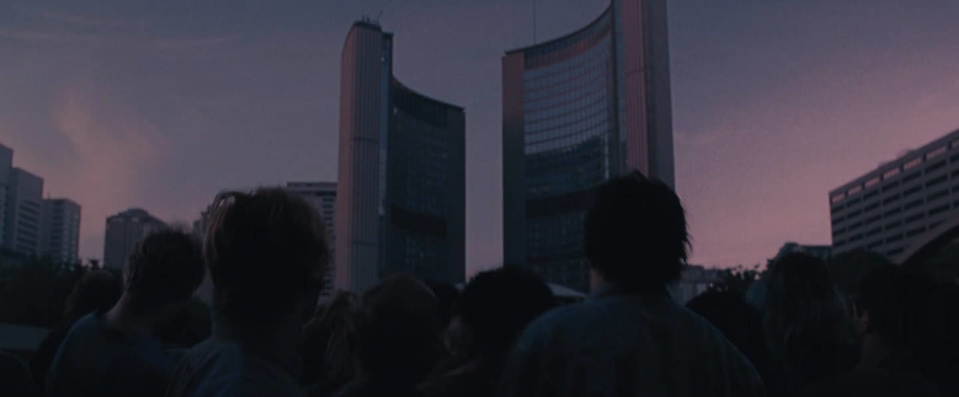 Resident Evil: толпа зомби осадила здание гороодской ратуши Торонто