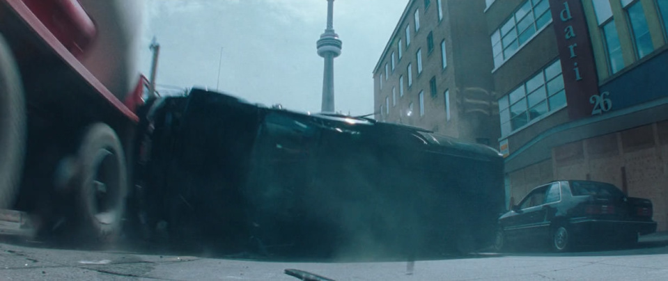 Resident Evil: сцена автокатастрофы в Торонто, в которой в сего в паре кадров мелькает CN Tower
