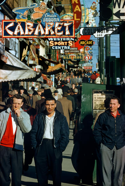 Ванкувер 60-х: fred herzog hastings at columbia 1958 Хастингс и Коламбия, 1958 год. (© Fred Herzog—Courtesy of Equinox Gallery, Vancouver)