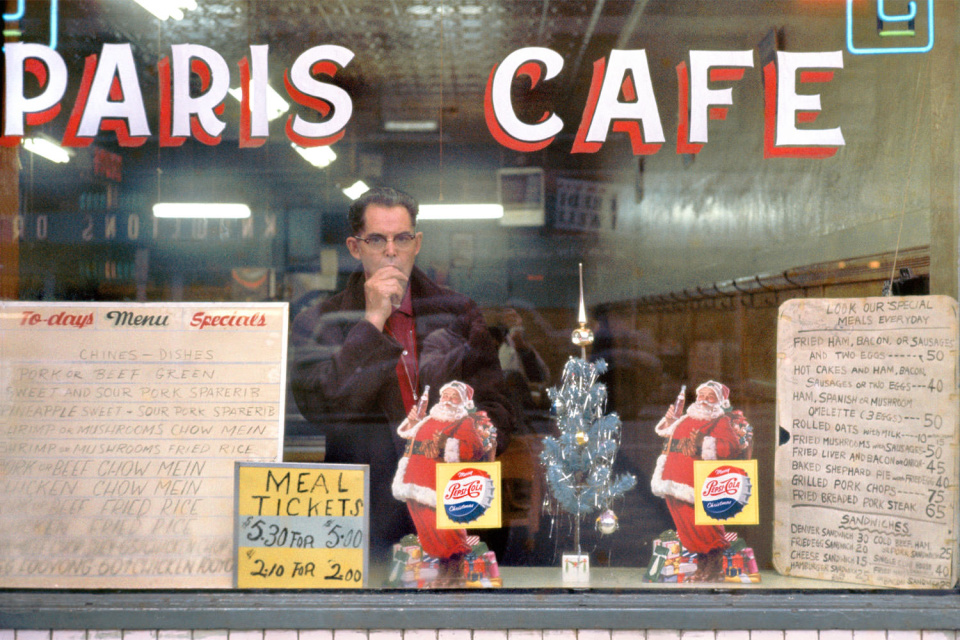 Кафе «Париж», 1959 год. (© Fred Herzog—Courtesy of Equinox Gallery, Vancouver)