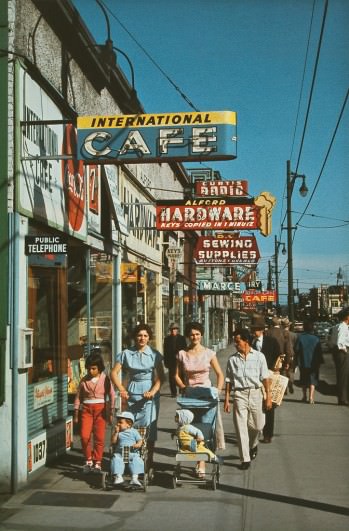Ванкувер 60-х: fred herzog robson st 1957 Улица Робсон, 1957 год. (© Fred Herzog—Courtesy of Equinox Gallery, Vancouver)