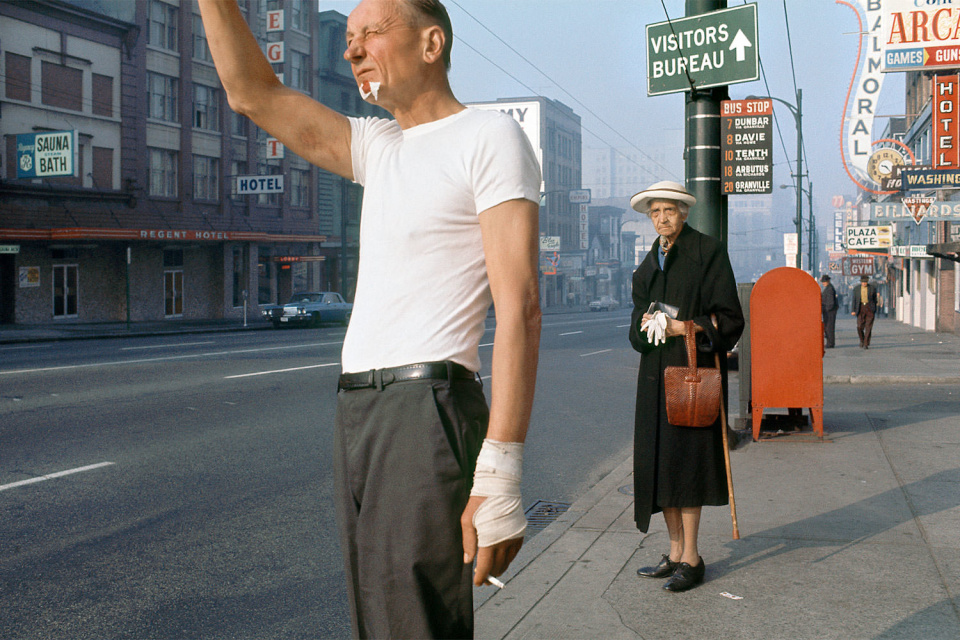 Человек с повязкой, 1968 год. (© Fred Herzog—Courtesy of Equinox Gallery, Vancouver)