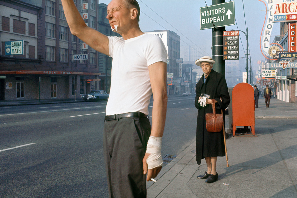 Человек с повязкой, 1968 год. (© Fred Herzog—Courtesy of Equinox Gallery, Vancouver) Человек с повязкой, 1968 год. (© Fred Herzog—Courtesy of Equinox Gallery, Vancouver)