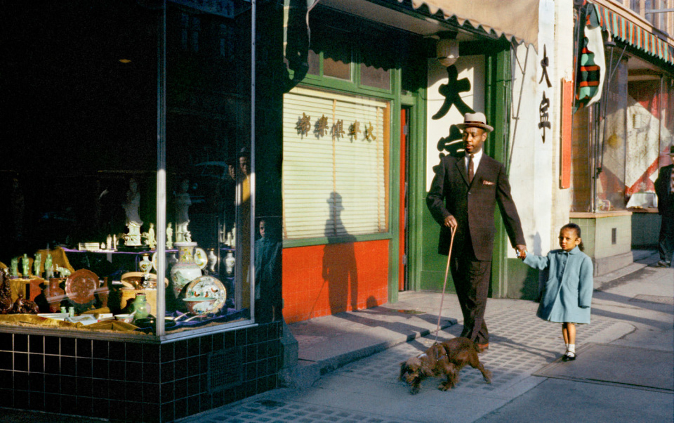 Чернокожий мужчина на Пендер, 1958 год. (© Fred Herzog—Courtesy of Equinox Gallery, Vancouver) Чернокожий мужчина на Пендер, 1958 год. (© Fred Herzog—Courtesy of Equinox Gallery, Vancouver)