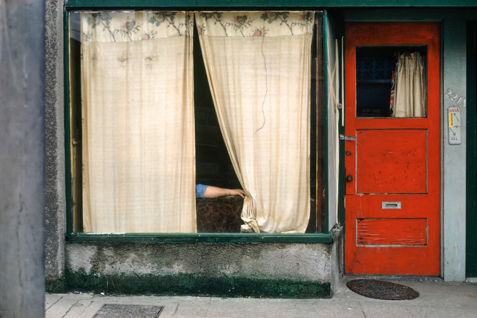 Занавески, 1972 год. (© Fred Herzog—Courtesy of Equinox Gallery, Vancouver) Занавески, 1972 год. (© Fred Herzog—Courtesy of Equinox Gallery, Vancouver)