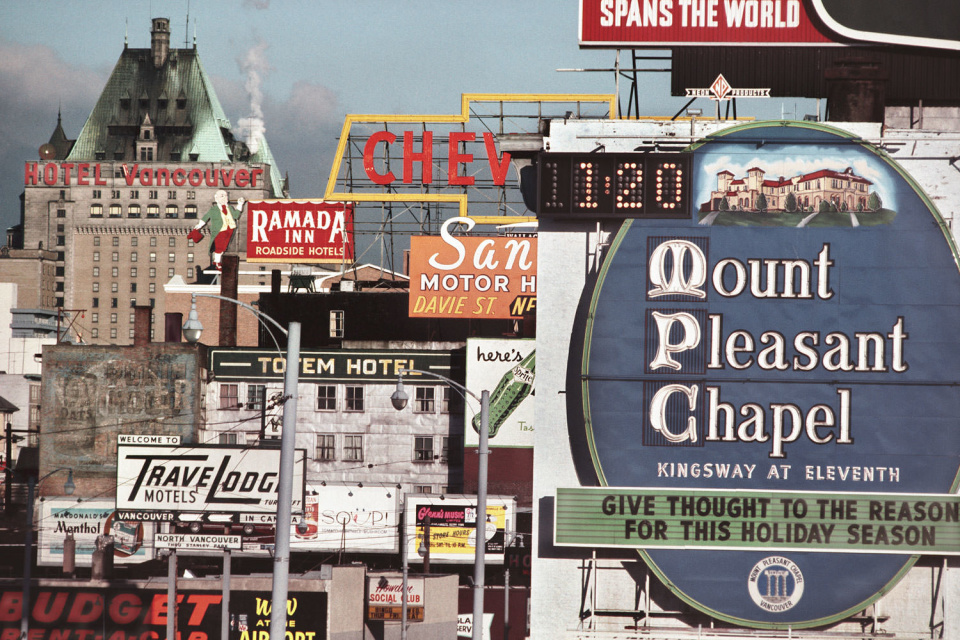 Granville St., вид с Грэнвилльского моста, 1960 год. (© Fred Herzog—Courtesy of Equinox Gallery, Vancouver) Granville St., вид с Грэнвилльского моста, 1960 год. (© Fred Herzog—Courtesy of Equinox Gallery, Vancouver)