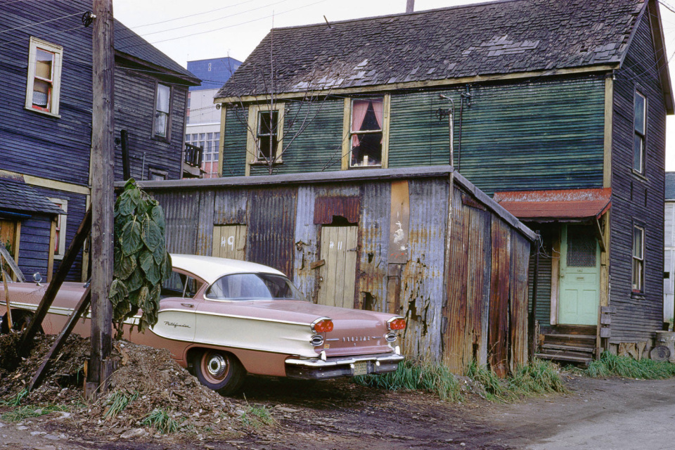 Новый Понтиак, 1957 год. (© Fred Herzog—Courtesy of Equinox Gallery, Vancouver) Новый Понтиак, 1957 год. (© Fred Herzog—Courtesy of Equinox Gallery, Vancouver)