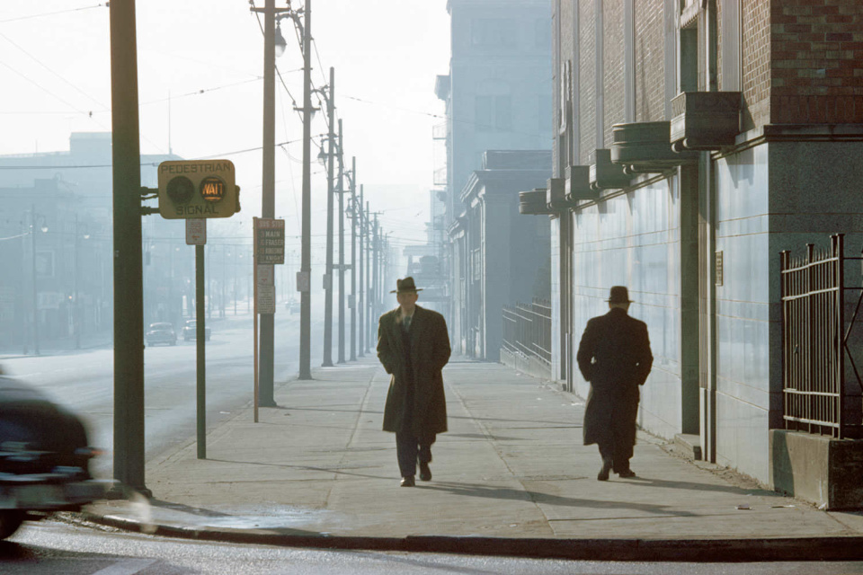 Два мужчины в тумане, 1958 год. (© Fred Herzog—Courtesy of Equinox Gallery, Vancouver) Два мужчины в тумане, 1958 год. (© Fred Herzog—Courtesy of Equinox Gallery, Vancouver)