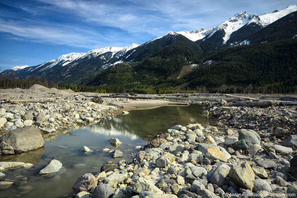 Завал на месте оползня горы Mountain Meager 2010 года в долине Lillooet River в районе городка Pemberton, BC