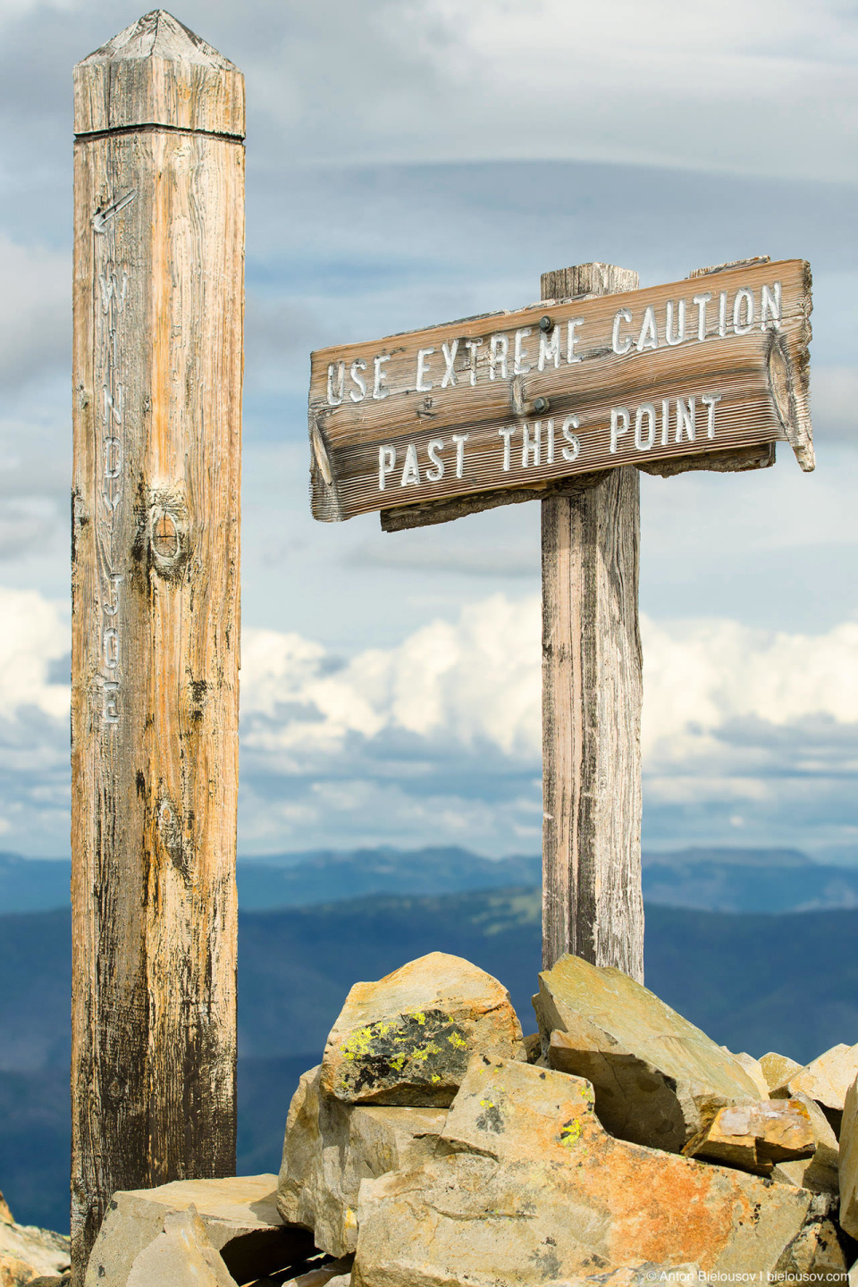Знак на первом пике горы Frosty Mountain: «Use extreme caution past this point (будьте предельно осторожны начиная с этого места)»