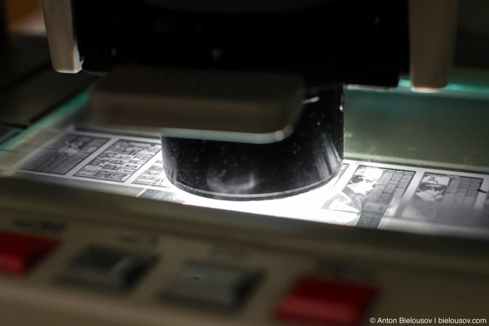 Следуя нехитрой инструкции и пользуясь умением заправлять бабинный магнитофон, микрофильм вставляется в сканер.