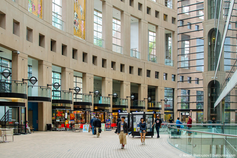 Весь первый этаж центральной ванкуверской библиотеки — это кафешки и магазинчики.