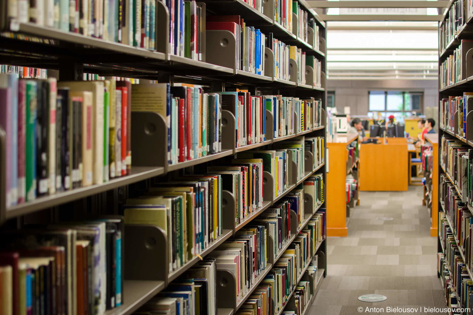 Передвижные стеллажи книг: один ряд можно отодвинуть от другого и пройти в образовавшийся проход (как между страниц в книге) — Vancouver Central Library