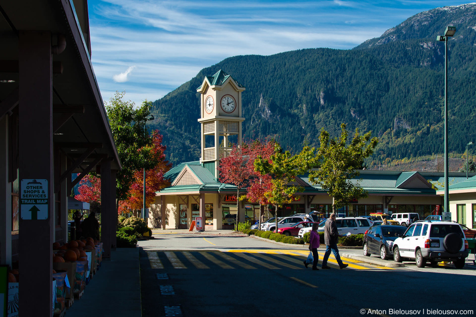 Плаза в городке Squamish, BC — один из последних оплотов цивилизации на шоссе к северу от Ванкувера