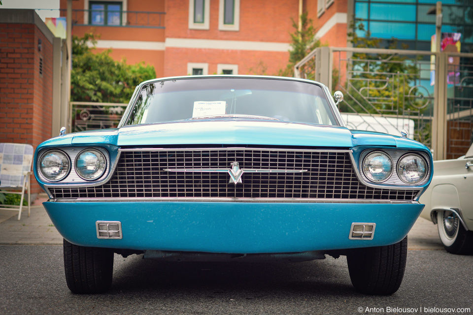 Во внутреннем дворе — Thunderbird. 2016 Port Coquitlam Car Show — 1966 Ford Thunderbird