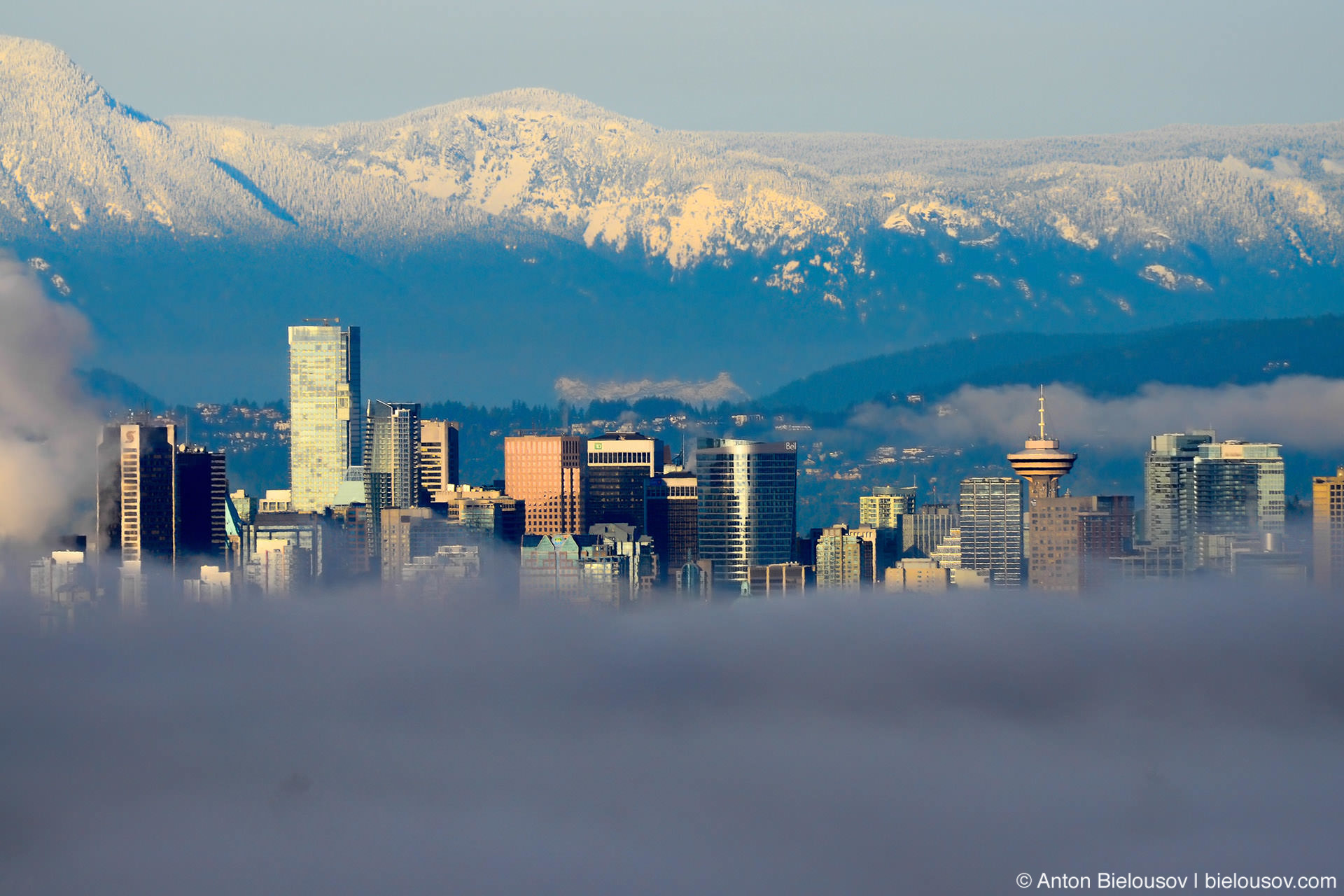 горы и даунтаун Ванкувера над утренним туманом