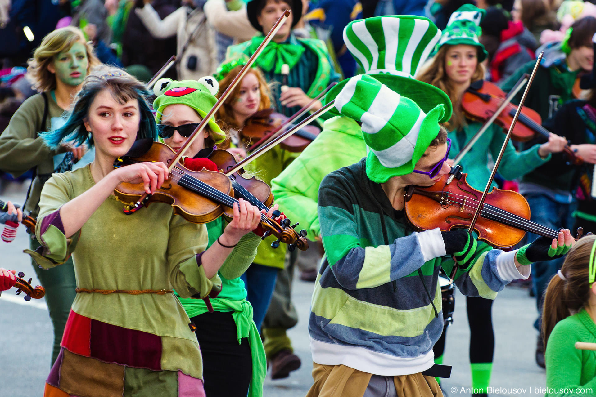 Ирландские скрипачи на параде Святого Патрика в Ванкувере