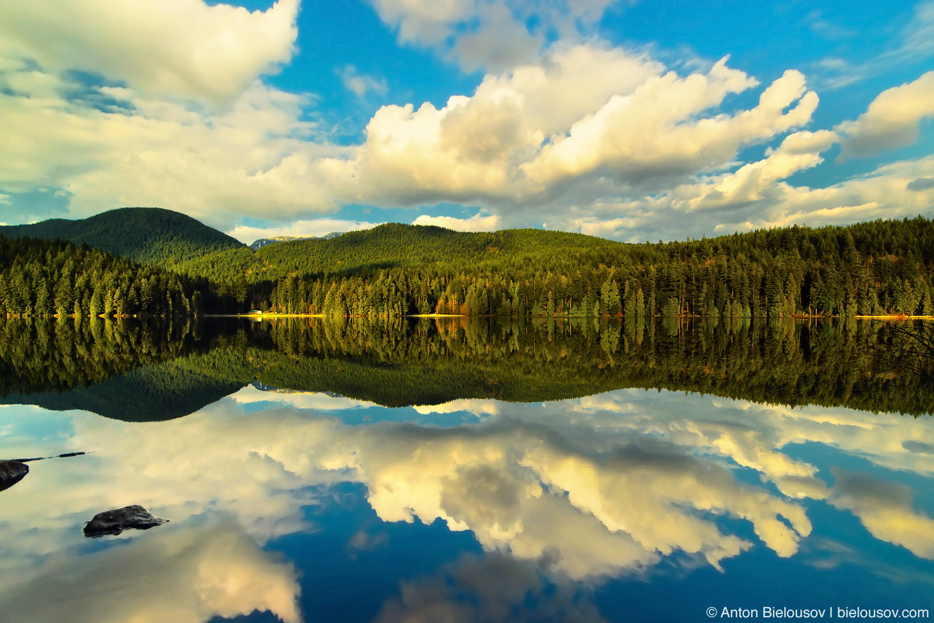 Отражение неба в озере Сасамат (Sasamat Lake, Port Moody, BC)