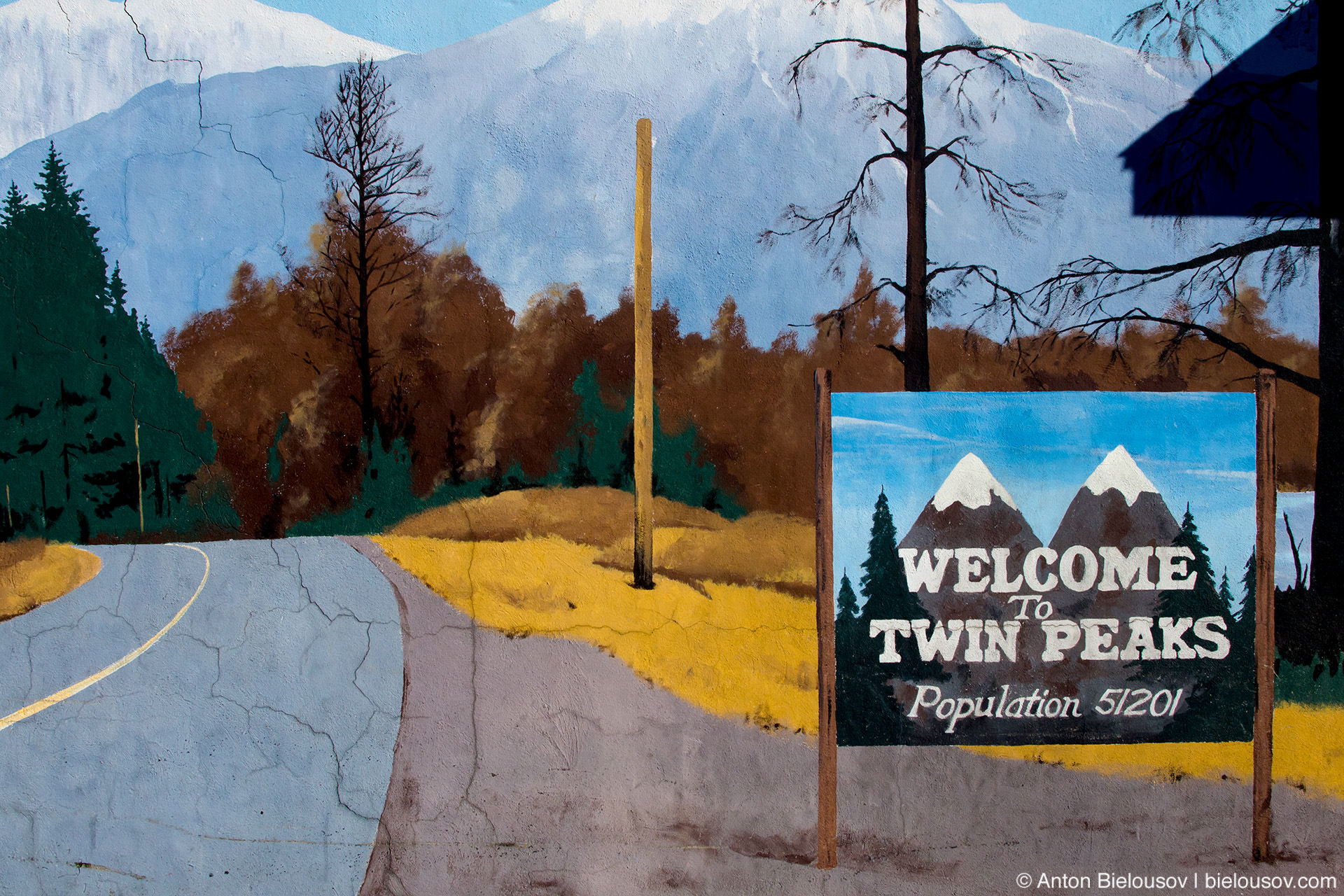 Twin Peaks welcome sign on Twede's Cafe mural art (North Bend, WA)